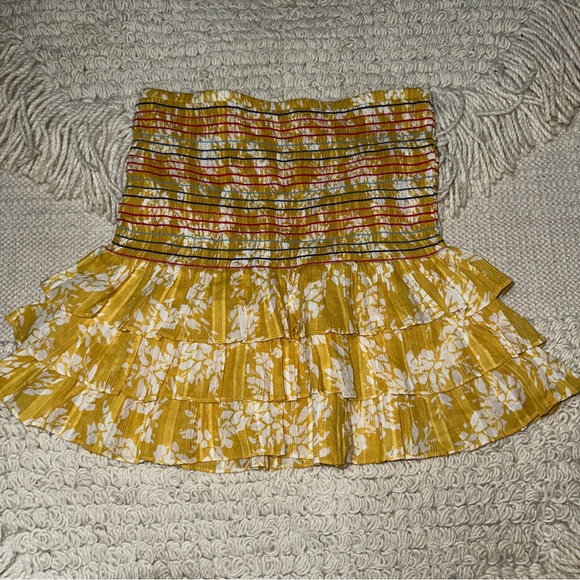 TULAROSA yellow / white floral smocked two-piece crop top and skirt set S / M - Picture 7 of 9